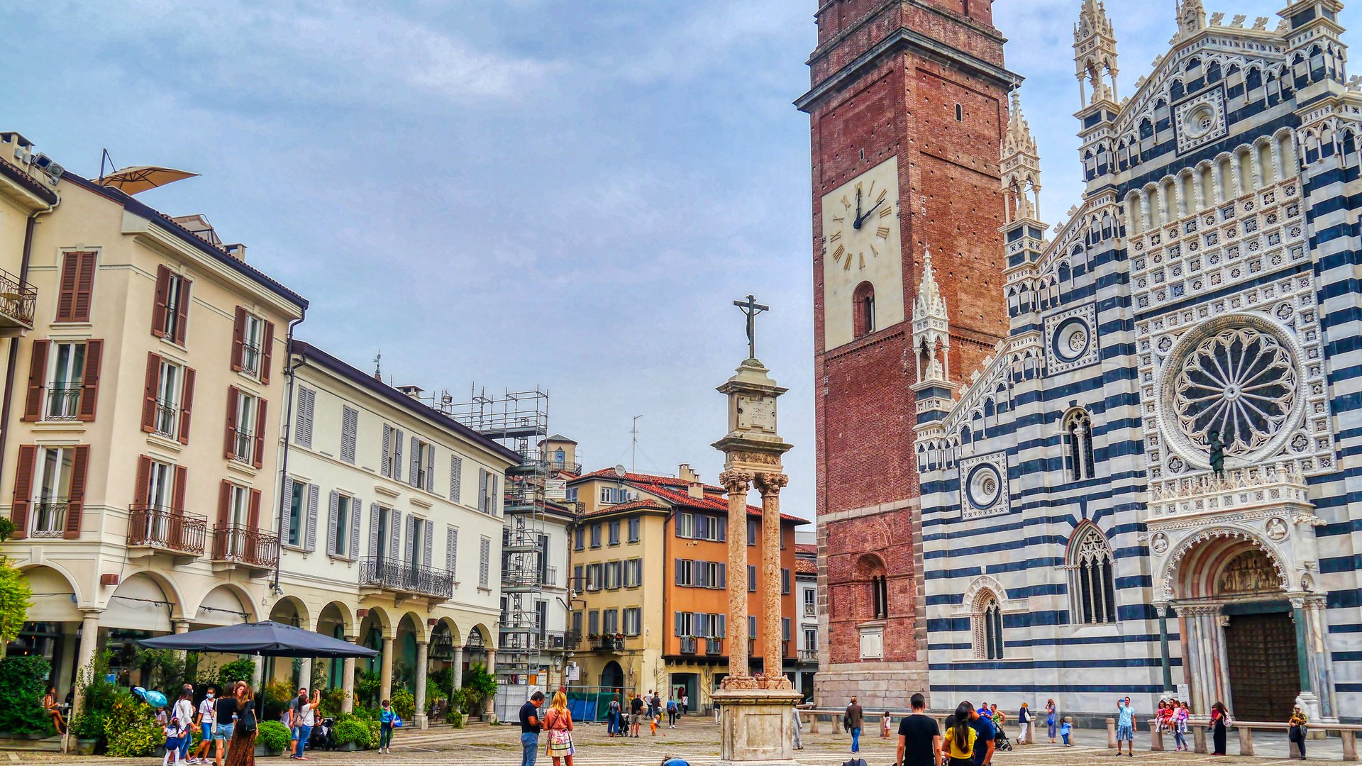 Piazza Duomo di Monza con il Duomo e il campanile