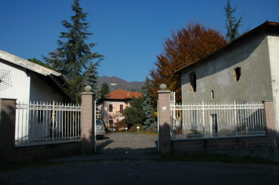 C-ingresso principale con vista villa, dependance e autorime – Copia
